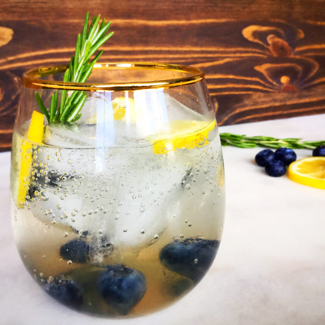 🍋 Ödem Atıcı, Cilt Işıltısını Artıran ve Glikoz Dengesini Destekleyen Yaz Detoksu İçeceği Tarifi: Hibiskuslu, Yaban Mersinli Serinletici Fitotonik!
